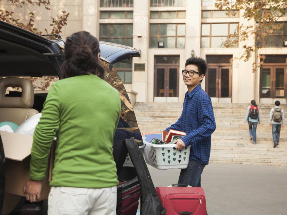 Student unpacking his car with his parents on campus