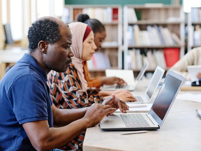 Migrant student use laptops